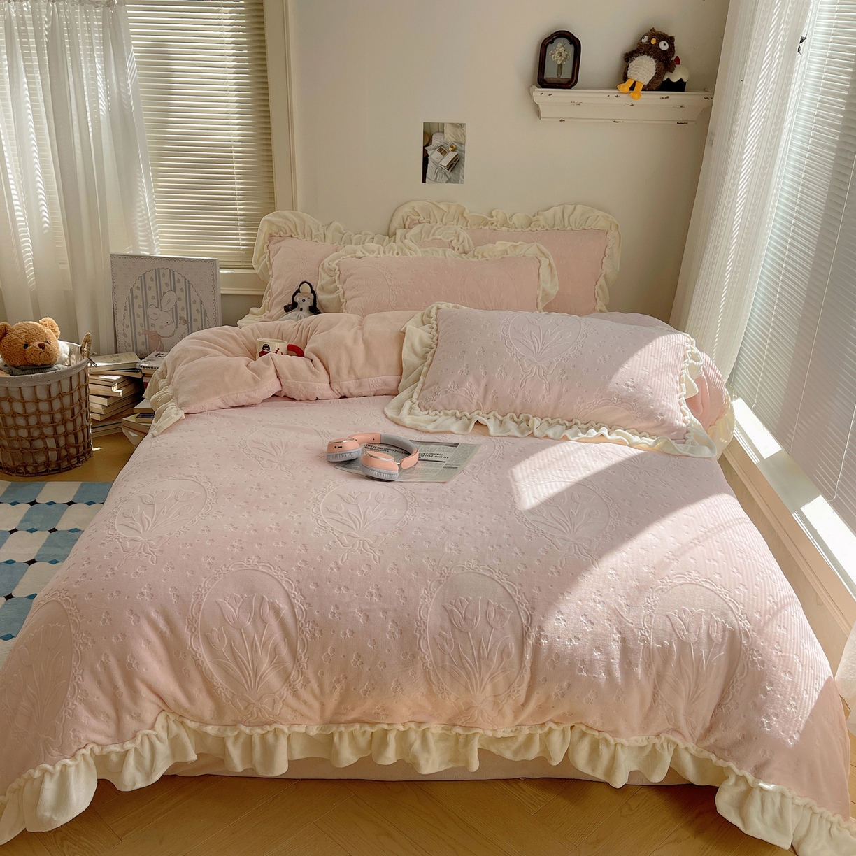 91家纺网 家纺一手货源 找家纺 丽涵家纺 2025新款雕花牛奶绒公主风花边四件套郁香漫境 郁香漫境-粉