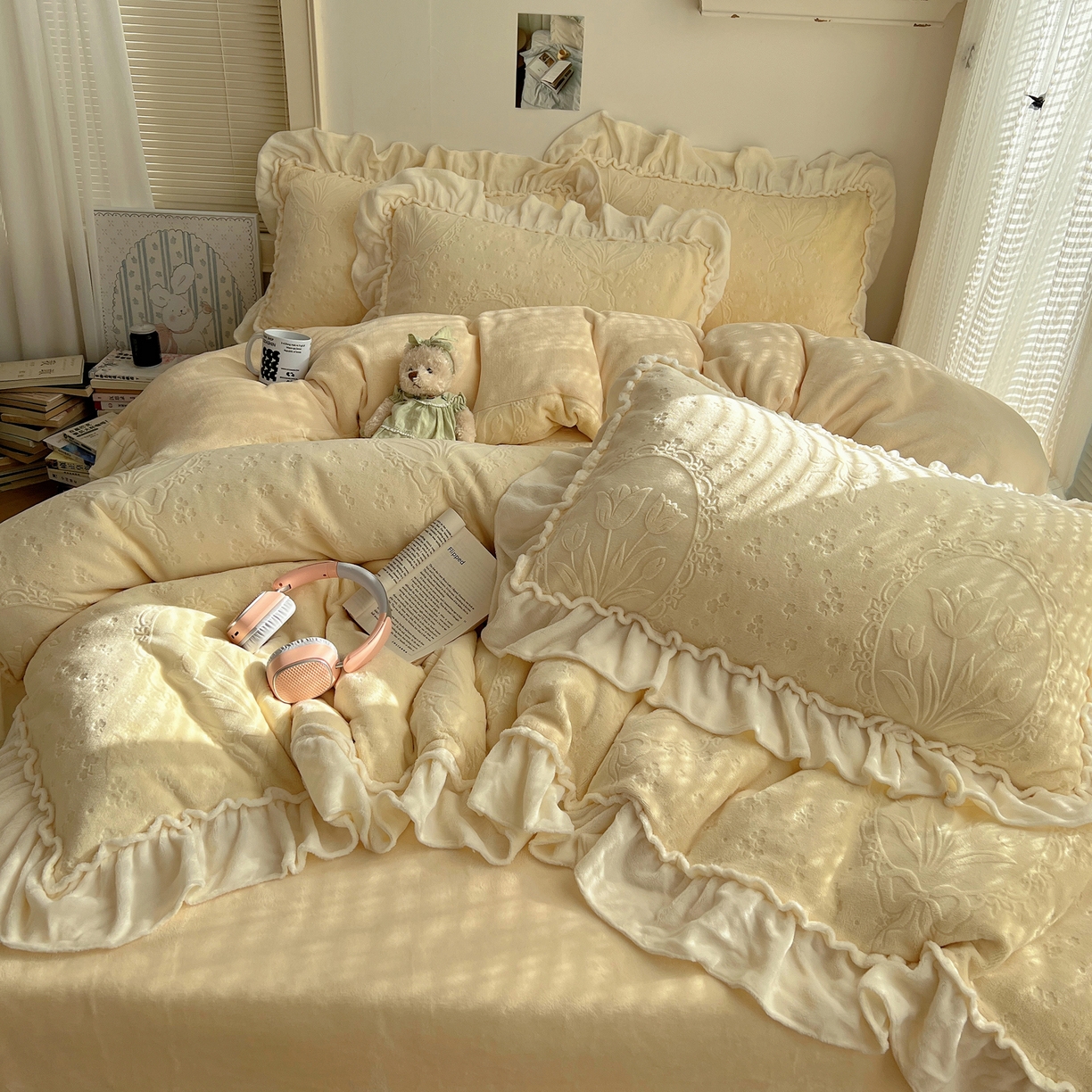 91家纺网 家纺一手货源 找家纺 丽涵家纺 2025新款雕花牛奶绒公主风花边四件套郁香漫境 郁香漫境-奶油