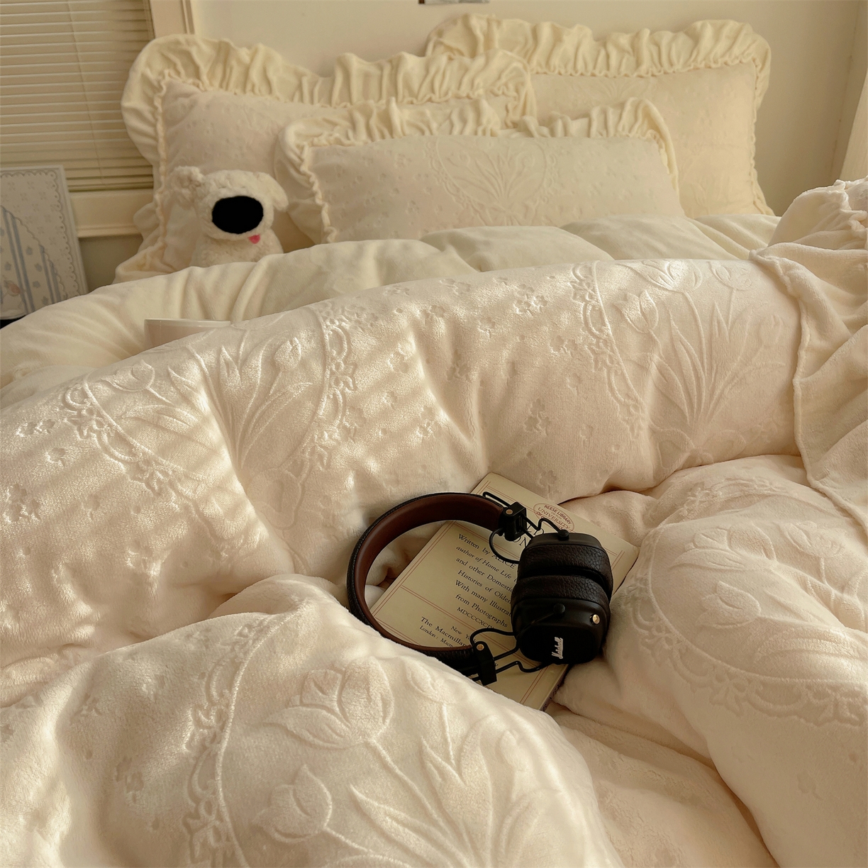 91家纺网 家纺一手货源 找家纺 丽涵家纺 2025新款雕花牛奶绒公主风花边四件套郁香漫境 郁香漫境-白