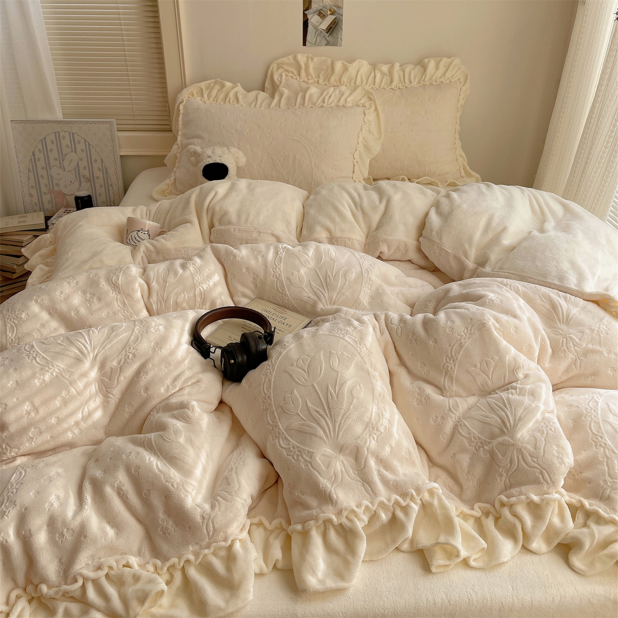 91家纺网 家纺一手货源 找家纺 丽涵家纺 2025新款雕花牛奶绒公主风花边四件套郁香漫境 郁香漫境-白