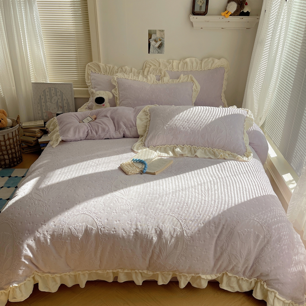 91家纺网 家纺一手货源 找家纺 丽涵家纺 2025新款雕花牛奶绒公主风花边四件套郁香漫境 郁香漫境-紫