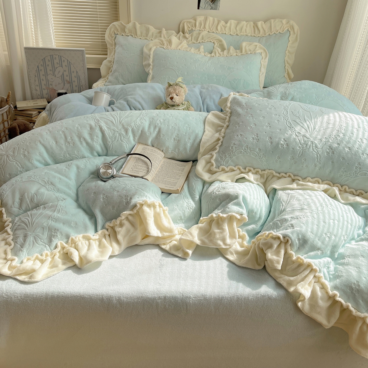 91家纺网 家纺一手货源 找家纺 丽涵家纺 2025新款雕花牛奶绒公主风花边四件套郁香漫境 郁香漫境-蓝