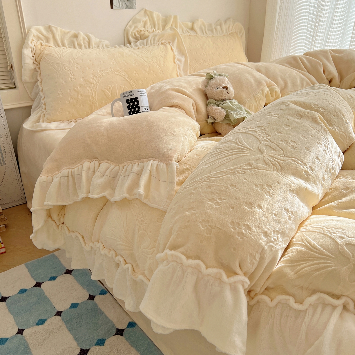 91家纺网 家纺一手货源 找家纺 丽涵家纺 2025新款雕花牛奶绒公主风花边四件套郁香漫境 郁香漫境-奶油