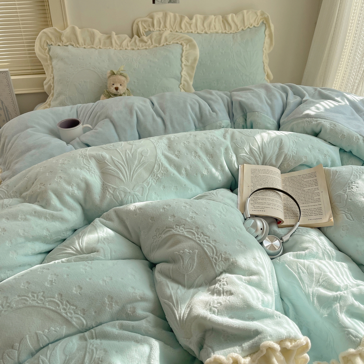 91家纺网 家纺一手货源 找家纺 丽涵家纺 2025新款雕花牛奶绒公主风花边四件套郁香漫境 郁香漫境-蓝