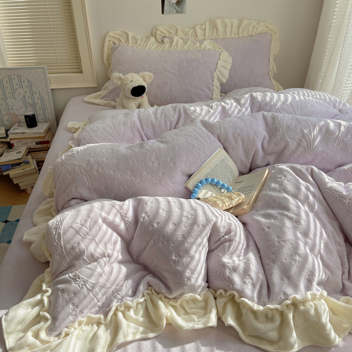 91家纺网 家纺一手货源 找家纺 丽涵家纺 2025新款雕花牛奶绒公主风花边四件套郁香漫境 郁香漫境-紫