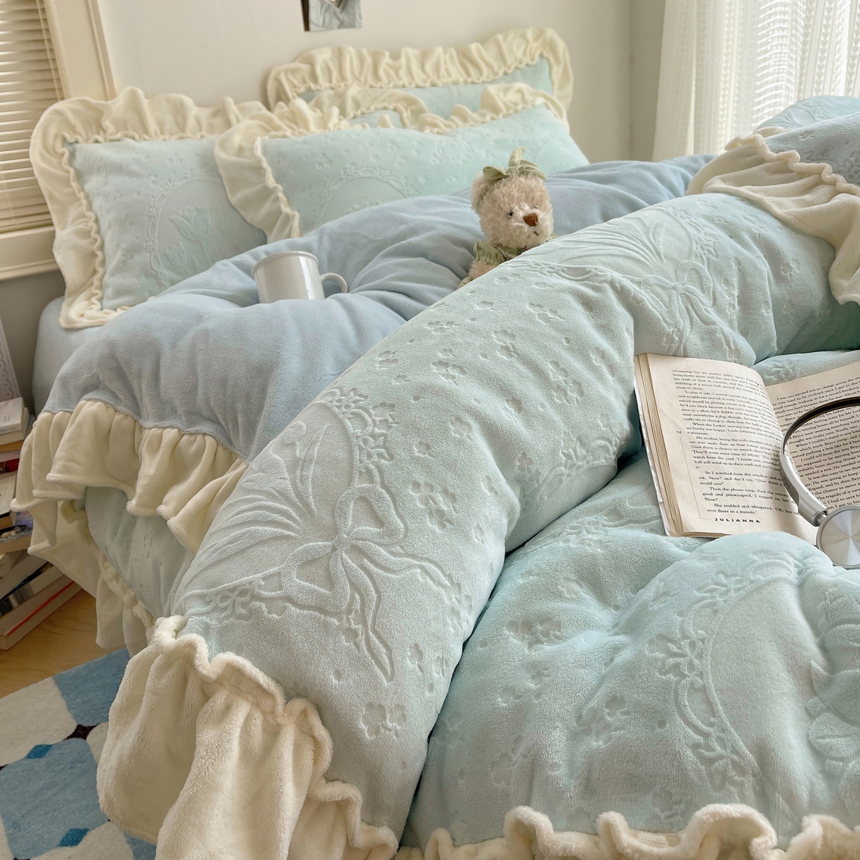 91家纺网 家纺一手货源 找家纺 丽涵家纺 2025新款雕花牛奶绒公主风花边四件套郁香漫境 郁香漫境-蓝