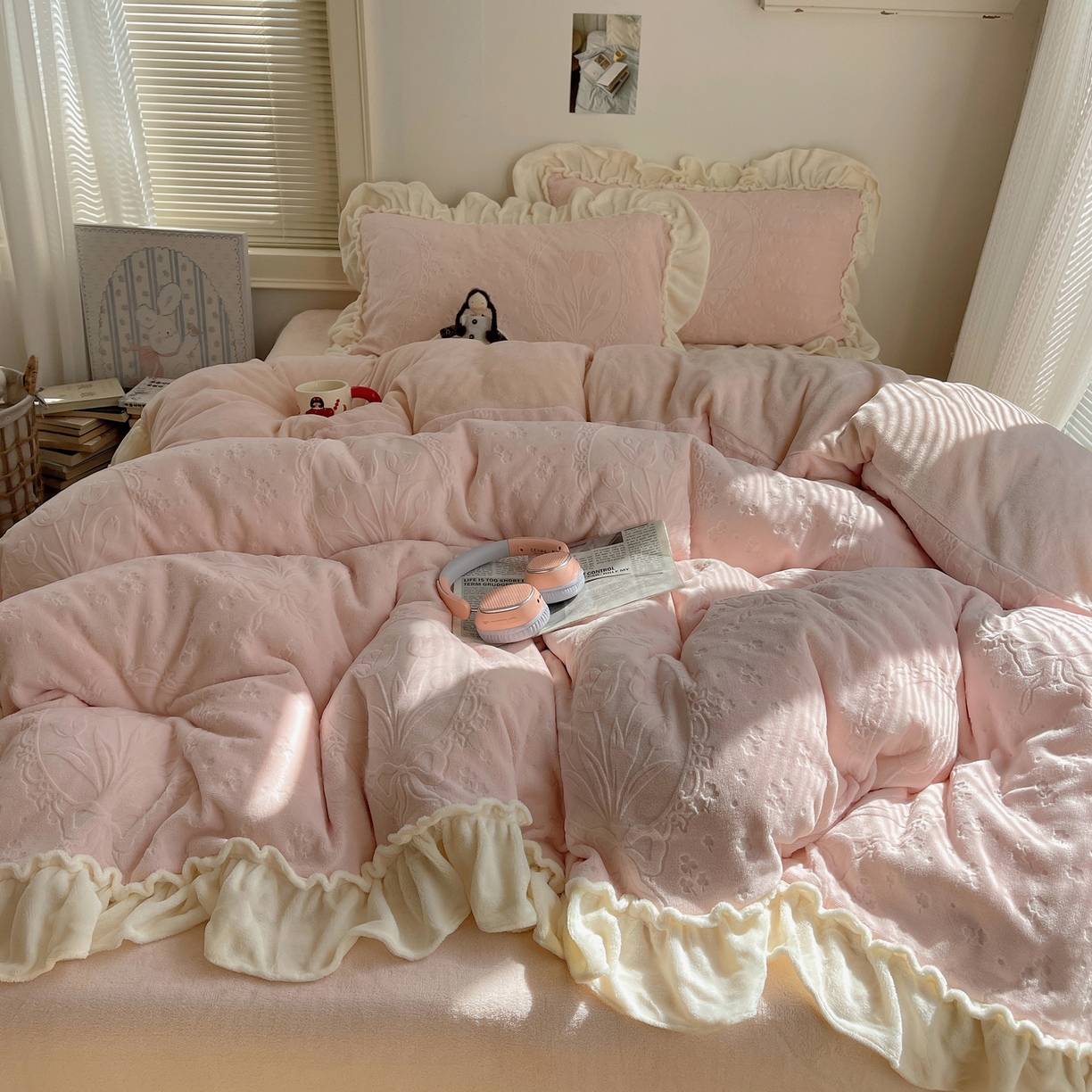 91家纺网 家纺一手货源 找家纺 丽涵家纺 2025新款雕花牛奶绒公主风花边四件套郁香漫境 郁香漫境-粉