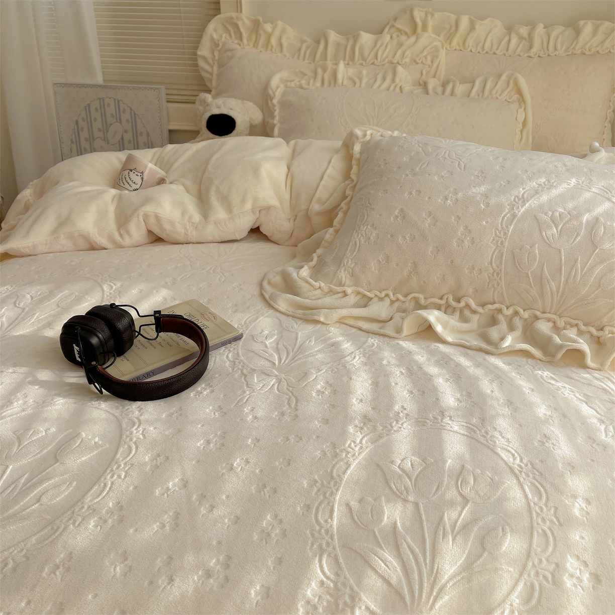 91家纺网 家纺一手货源 找家纺 丽涵家纺 2025新款雕花牛奶绒公主风花边四件套郁香漫境 郁香漫境-白