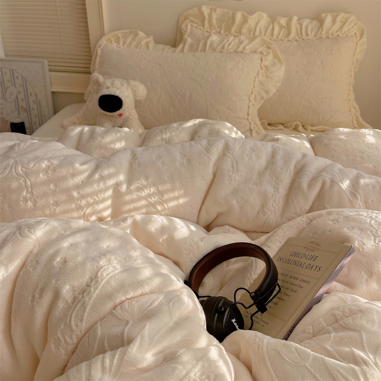 91家纺网 家纺一手货源 找家纺 丽涵家纺 2025新款雕花牛奶绒公主风花边四件套郁香漫境 郁香漫境-白