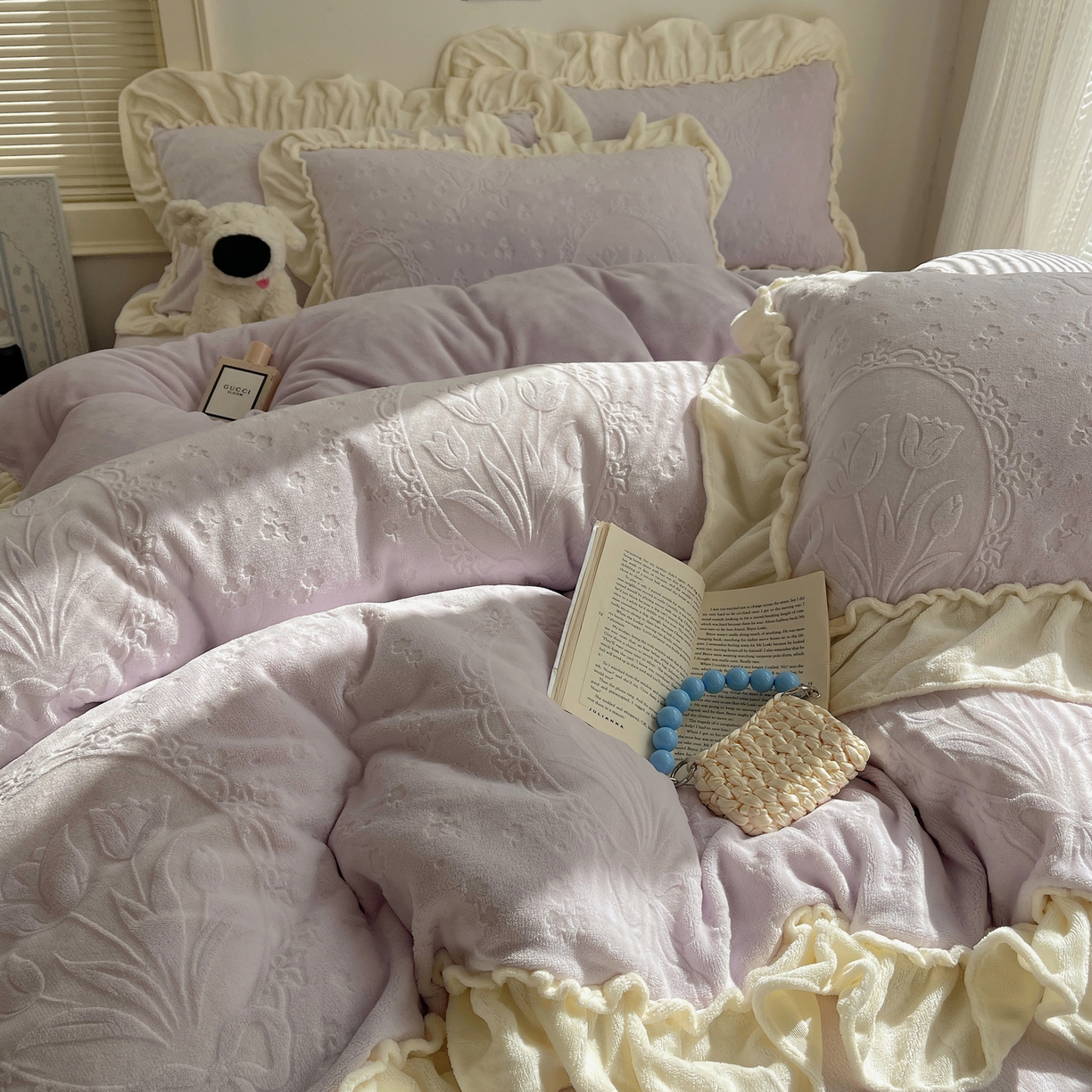 91家纺网 家纺一手货源 找家纺 丽涵家纺 2025新款雕花牛奶绒公主风花边四件套郁香漫境 郁香漫境-紫