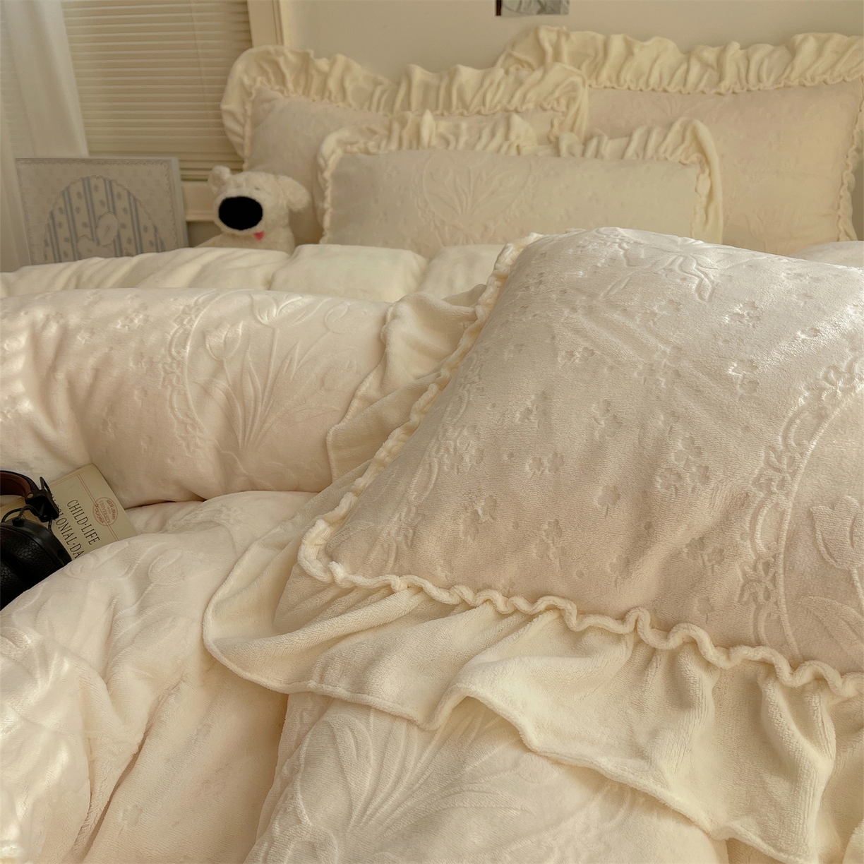 91家纺网 家纺一手货源 找家纺 丽涵家纺 2025新款雕花牛奶绒公主风花边四件套郁香漫境 郁香漫境-白