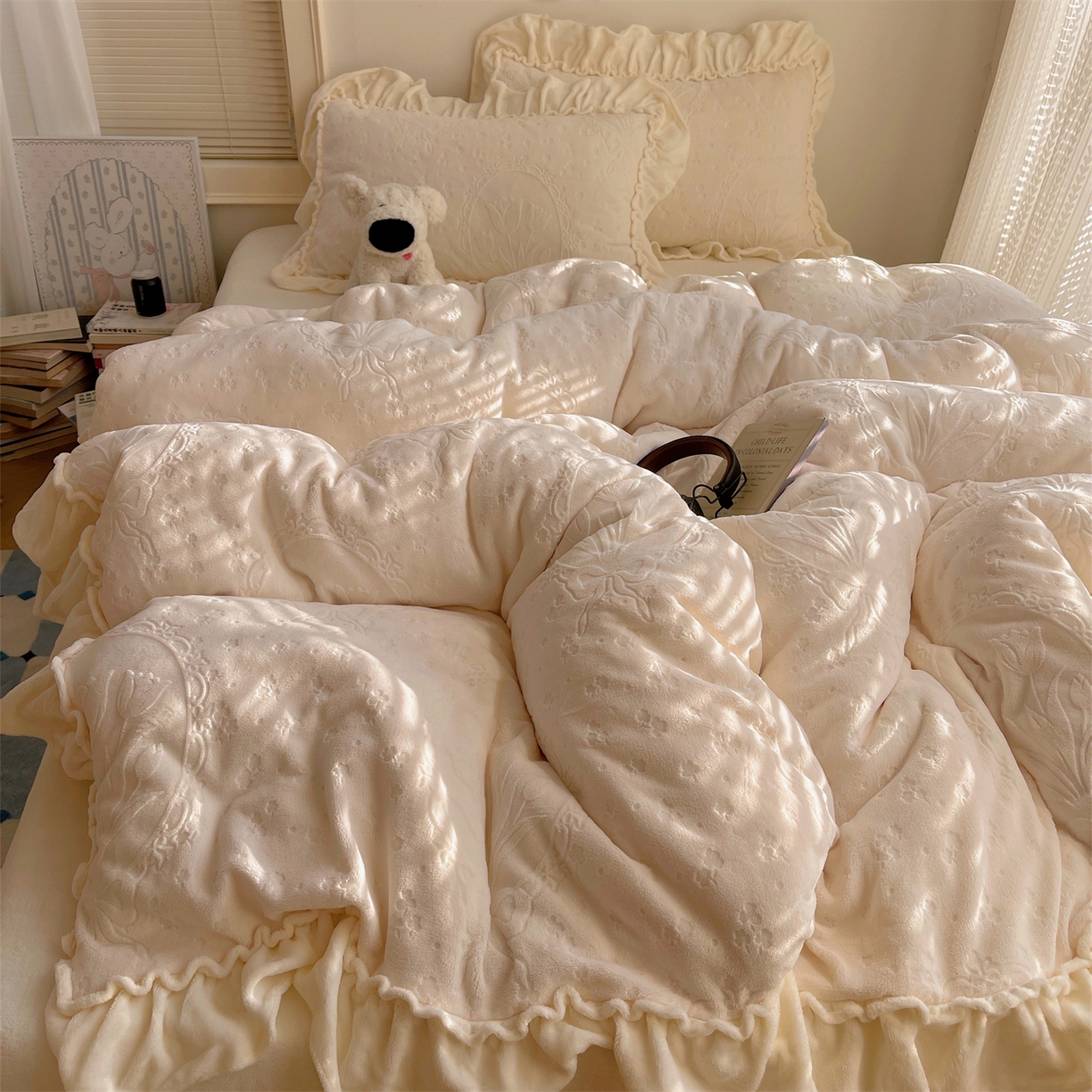 91家纺网 家纺一手货源 找家纺 丽涵家纺 2025新款雕花牛奶绒公主风花边四件套郁香漫境 郁香漫境-白