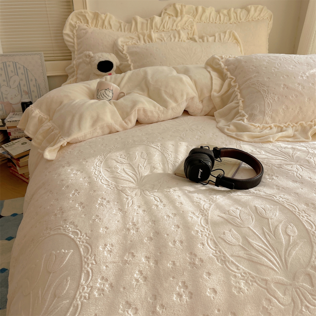 91家纺网 家纺一手货源 找家纺 丽涵家纺 2025新款雕花牛奶绒公主风花边四件套郁香漫境 郁香漫境-白