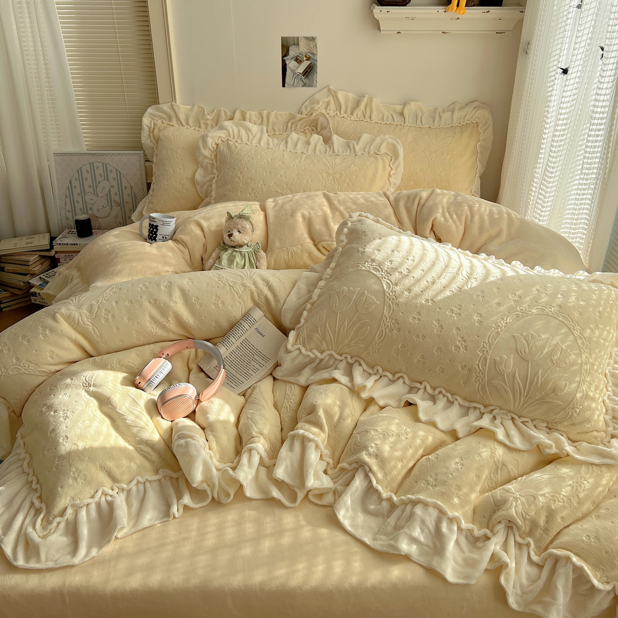 91家纺网 家纺一手货源 找家纺 丽涵家纺 2025新款雕花牛奶绒公主风花边四件套郁香漫境 郁香漫境-奶油