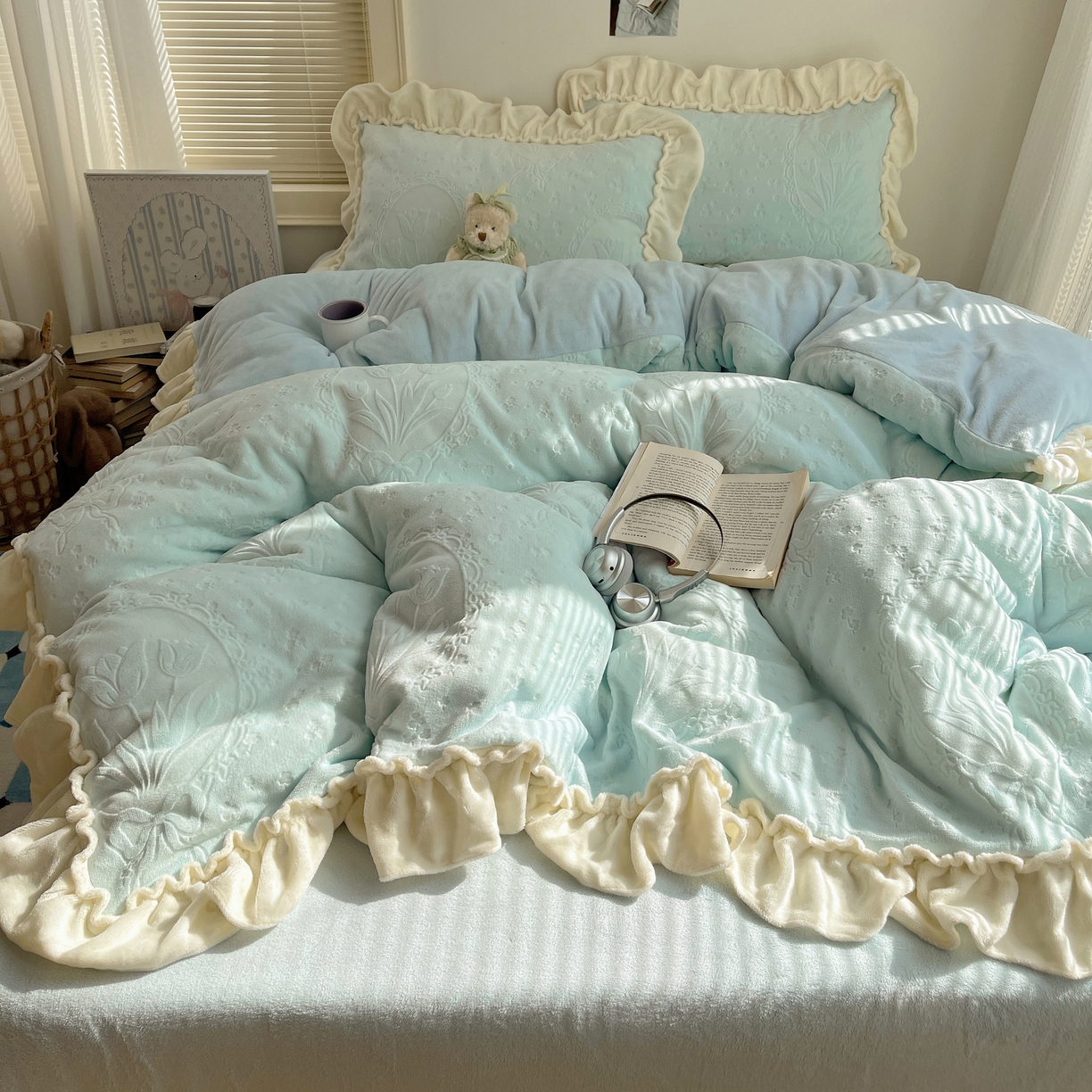 91家纺网 家纺一手货源 找家纺 丽涵家纺 2025新款雕花牛奶绒公主风花边四件套郁香漫境 郁香漫境-蓝