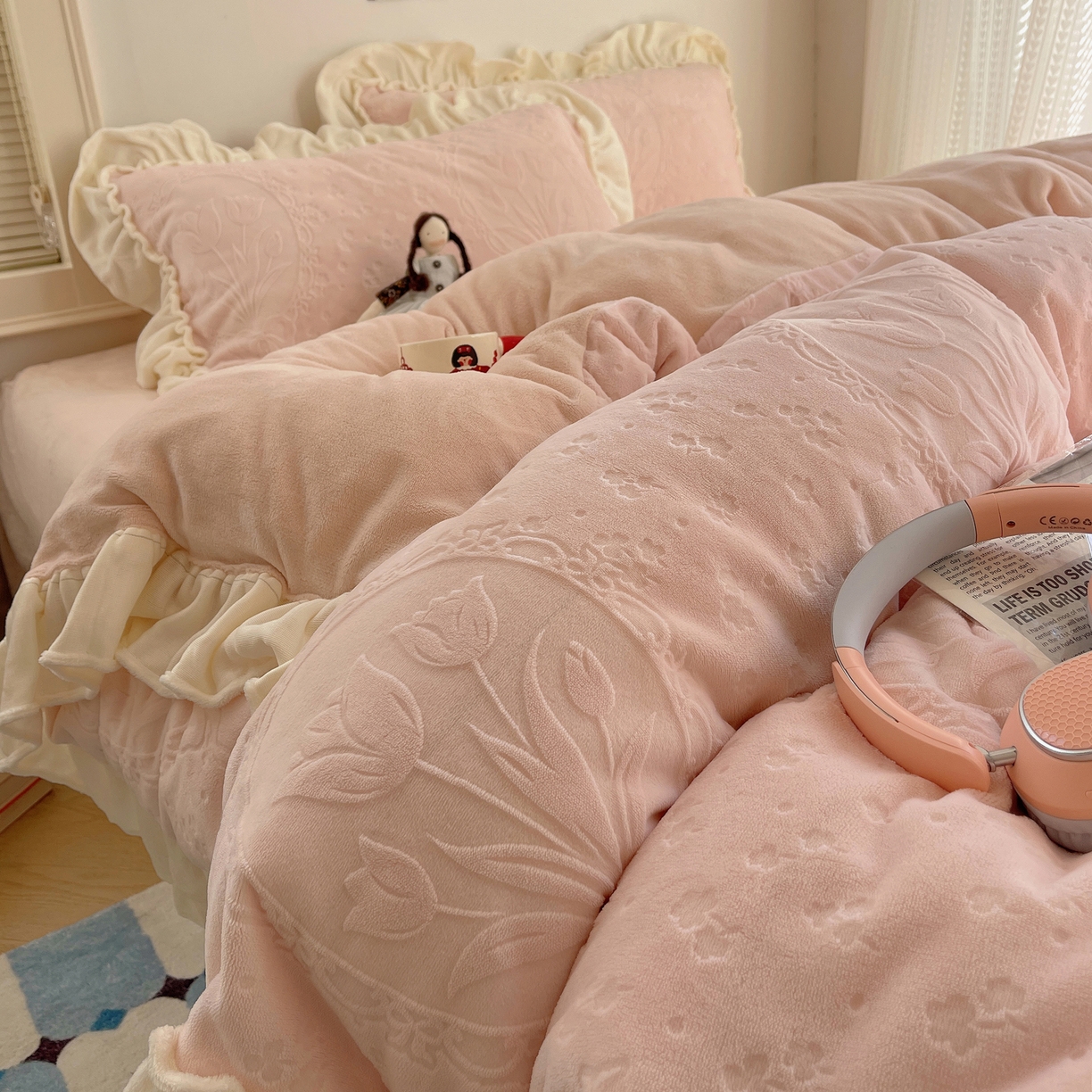 91家纺网 家纺一手货源 找家纺 丽涵家纺 2025新款雕花牛奶绒公主风花边四件套郁香漫境 郁香漫境-粉