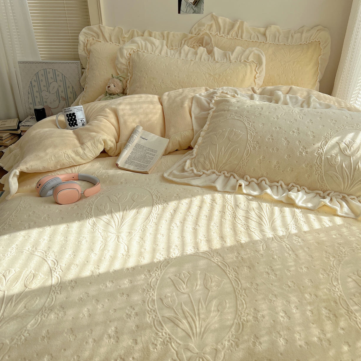 91家纺网 家纺一手货源 找家纺 丽涵家纺 2025新款雕花牛奶绒公主风花边四件套郁香漫境 郁香漫境-奶油