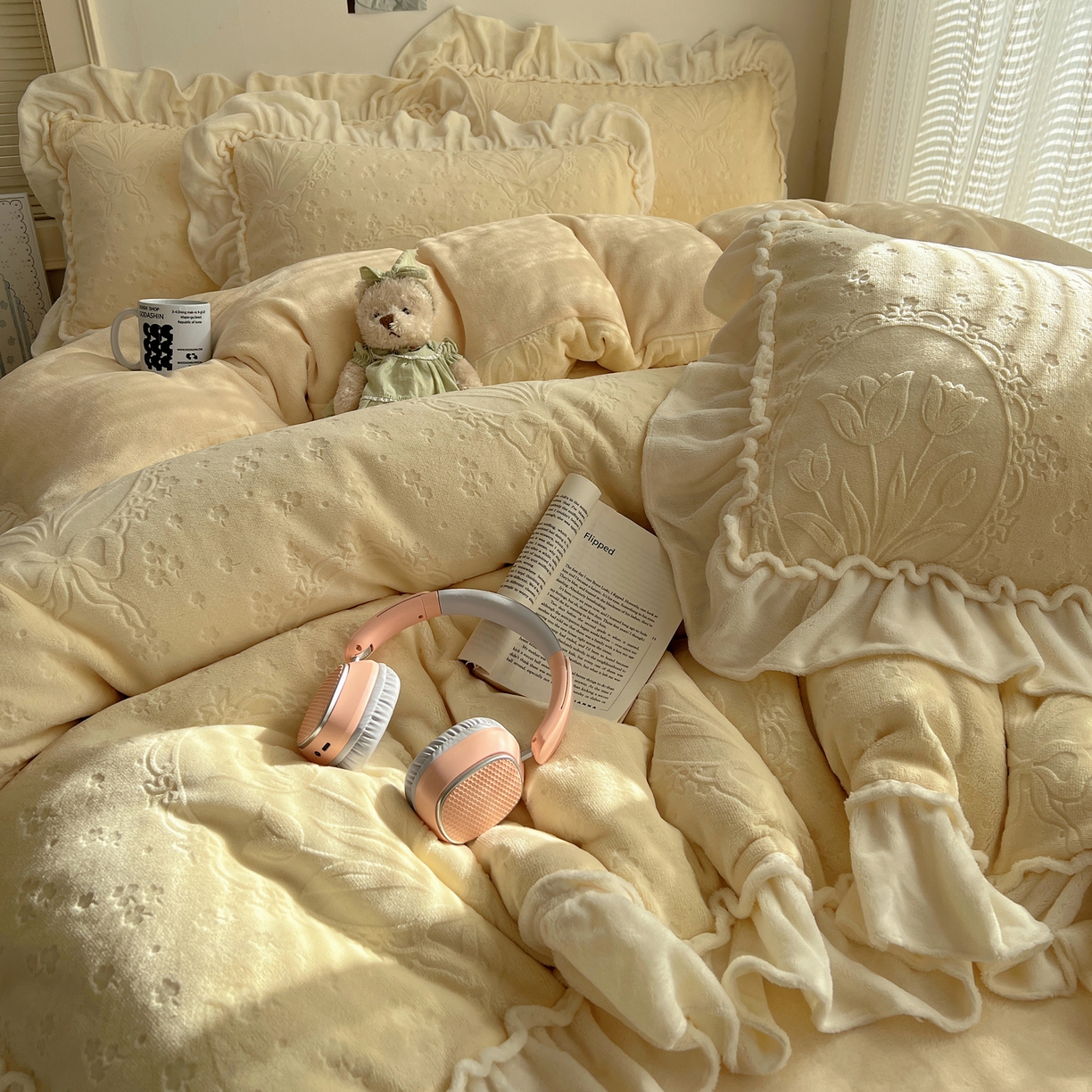 91家纺网 家纺一手货源 找家纺 丽涵家纺 2025新款雕花牛奶绒公主风花边四件套郁香漫境 郁香漫境-奶油