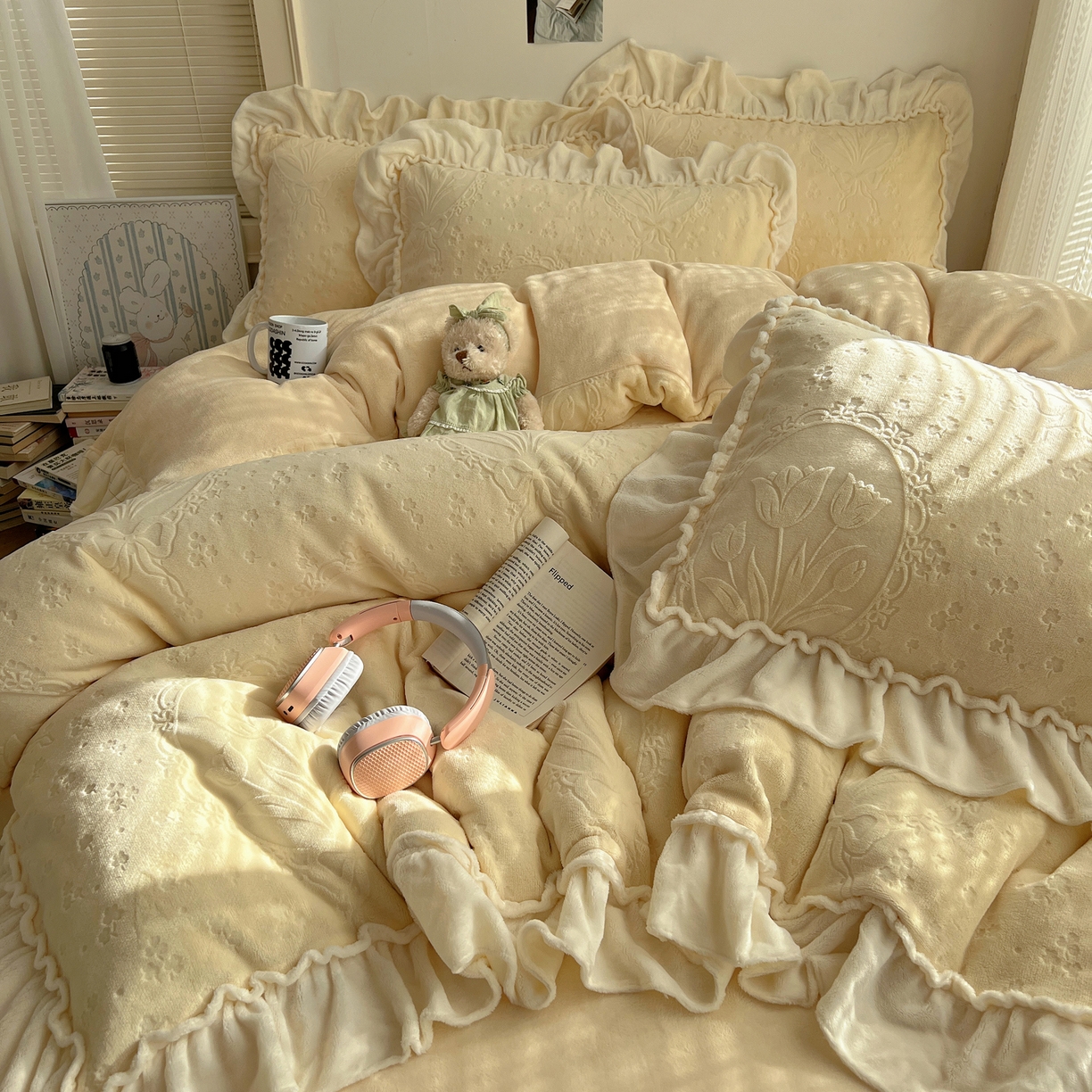 91家纺网 家纺一手货源 找家纺 丽涵家纺 2025新款雕花牛奶绒公主风花边四件套郁香漫境 郁香漫境-奶油