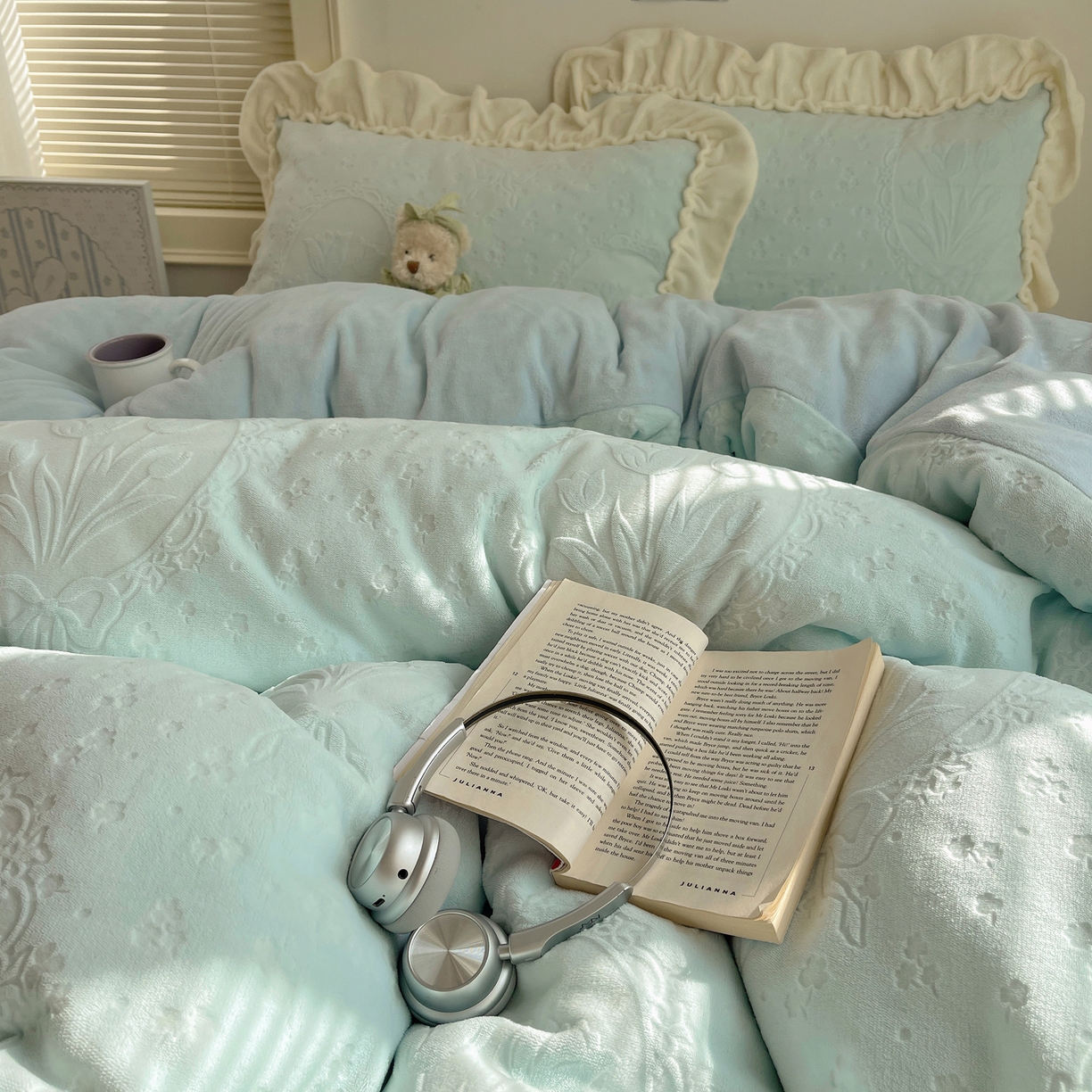 91家纺网 家纺一手货源 找家纺 丽涵家纺 2025新款雕花牛奶绒公主风花边四件套郁香漫境 郁香漫境-蓝