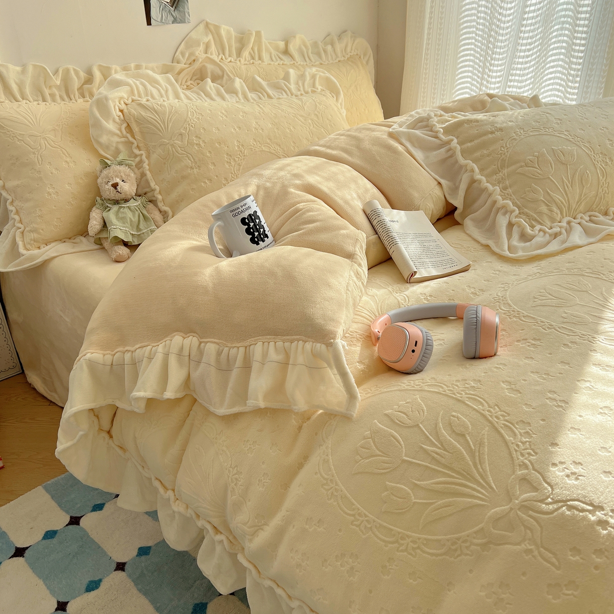 91家纺网 家纺一手货源 找家纺 丽涵家纺 2025新款雕花牛奶绒公主风花边四件套郁香漫境 郁香漫境-奶油