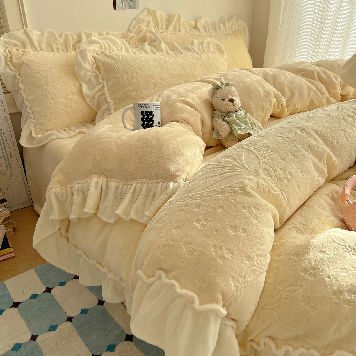 91家纺网 家纺一手货源 找家纺 丽涵家纺 2025新款雕花牛奶绒公主风花边四件套郁香漫境 郁香漫境-奶油