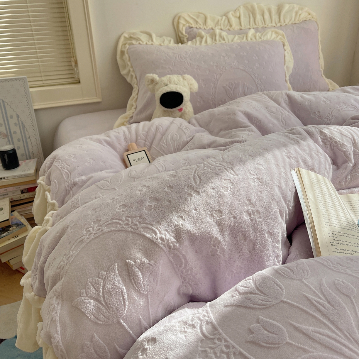 91家纺网 家纺一手货源 找家纺 丽涵家纺 2025新款雕花牛奶绒公主风花边四件套郁香漫境 郁香漫境-紫