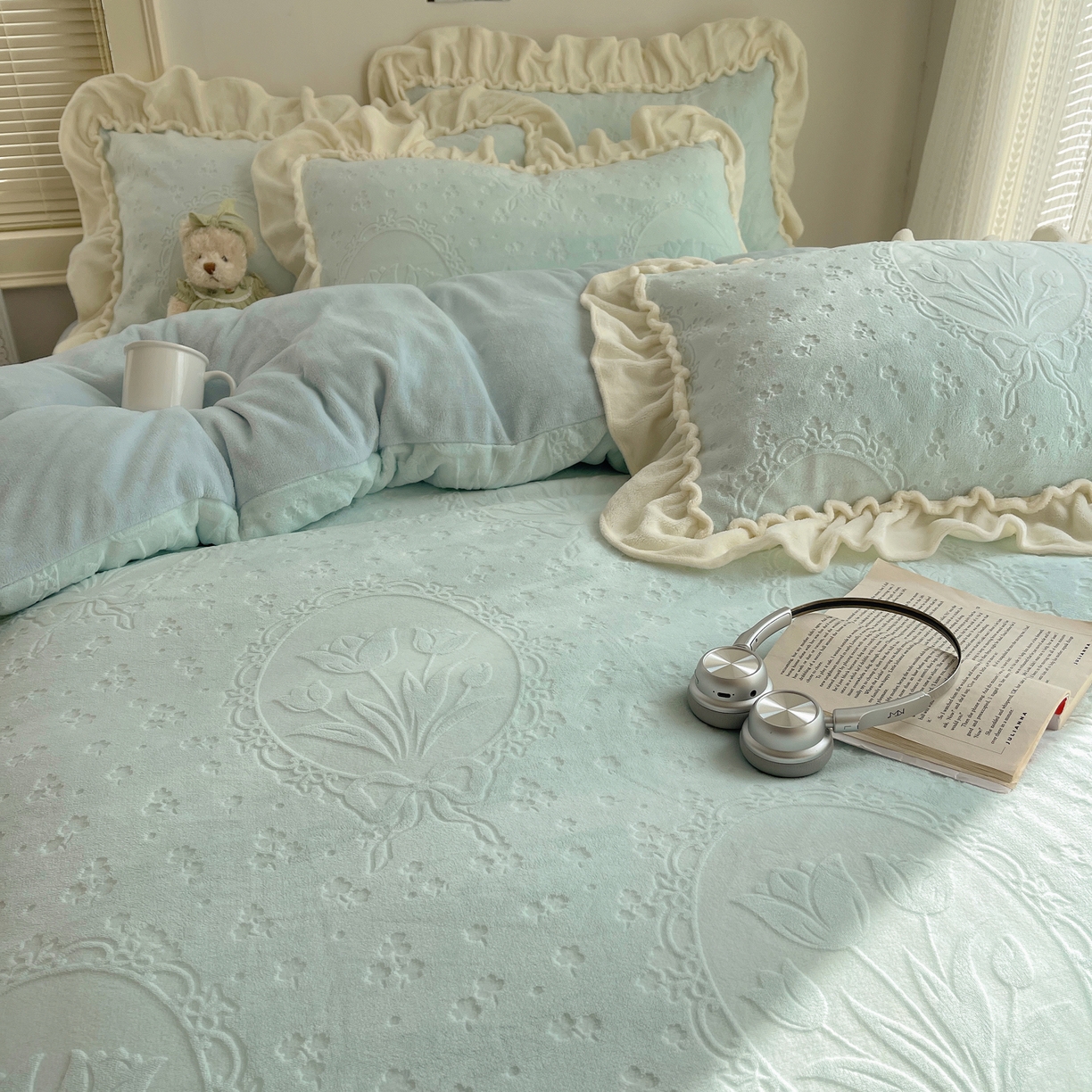 91家纺网 家纺一手货源 找家纺 丽涵家纺 2025新款雕花牛奶绒公主风花边四件套郁香漫境 郁香漫境-蓝