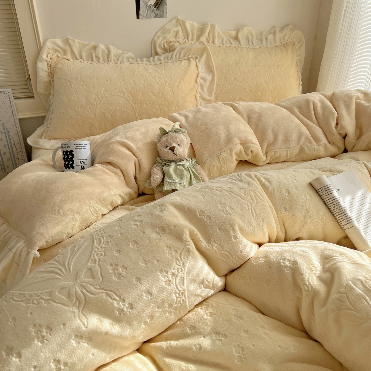 91家纺网 家纺一手货源 找家纺 丽涵家纺 2025新款雕花牛奶绒公主风花边四件套郁香漫境 郁香漫境-奶油