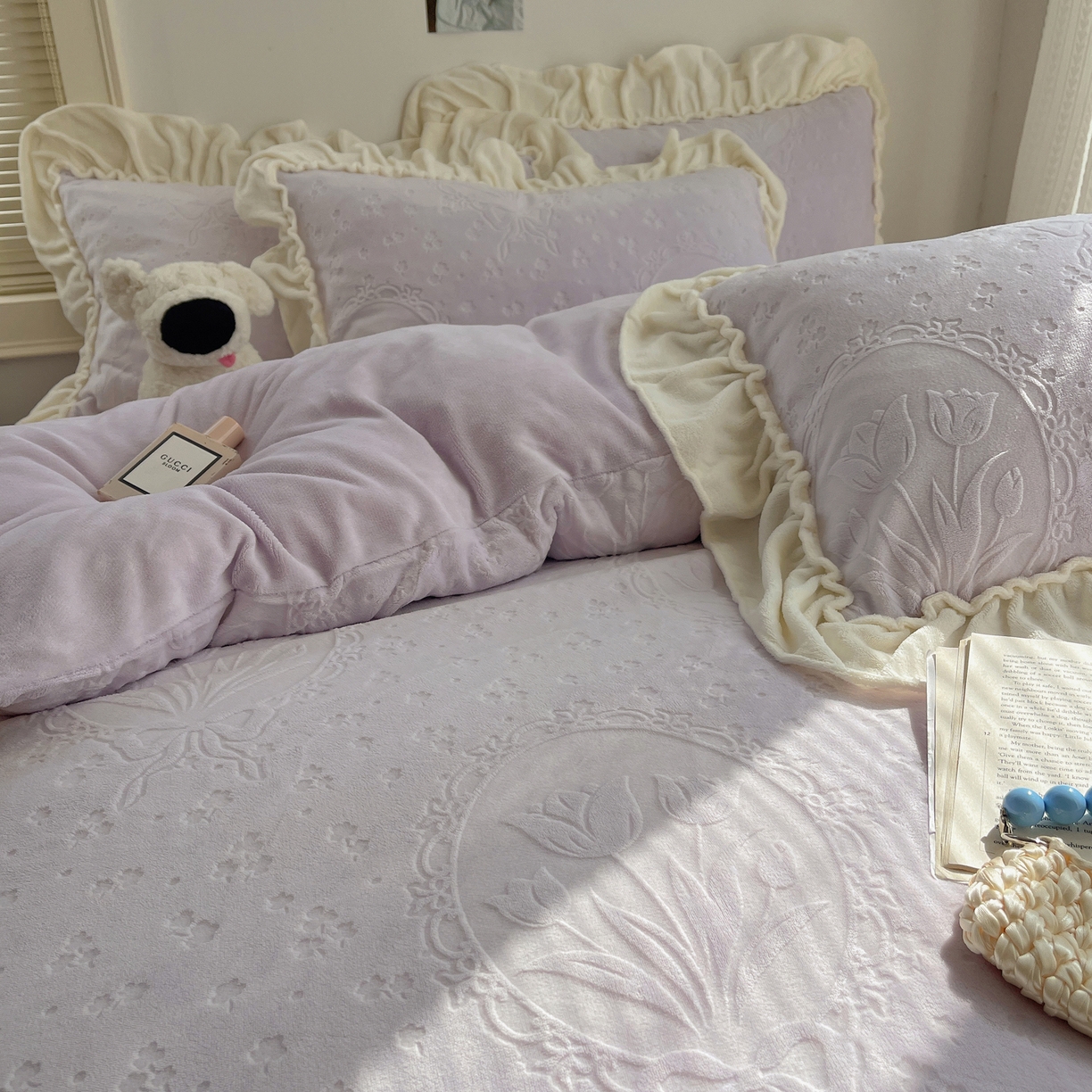 91家纺网 家纺一手货源 找家纺 丽涵家纺 2025新款雕花牛奶绒公主风花边四件套郁香漫境 郁香漫境-紫