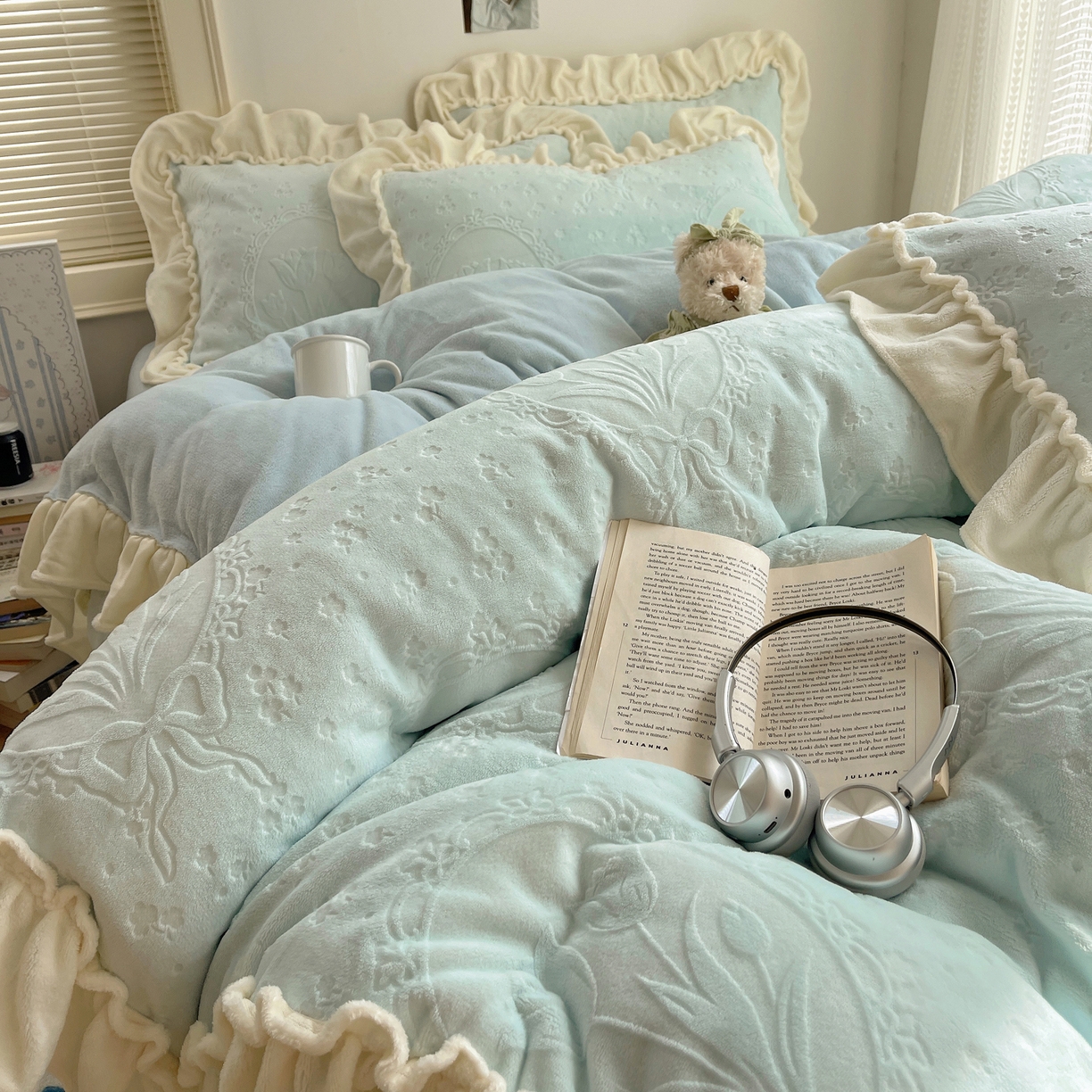 91家纺网 家纺一手货源 找家纺 丽涵家纺 2025新款雕花牛奶绒公主风花边四件套郁香漫境 郁香漫境-蓝