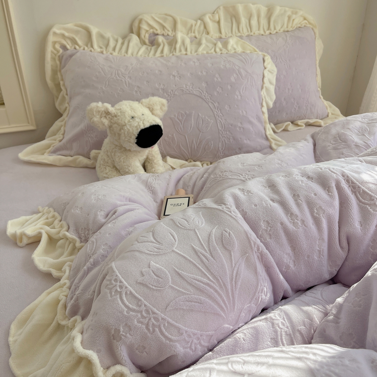 91家纺网 家纺一手货源 找家纺 丽涵家纺 2025新款雕花牛奶绒公主风花边四件套郁香漫境 郁香漫境-紫