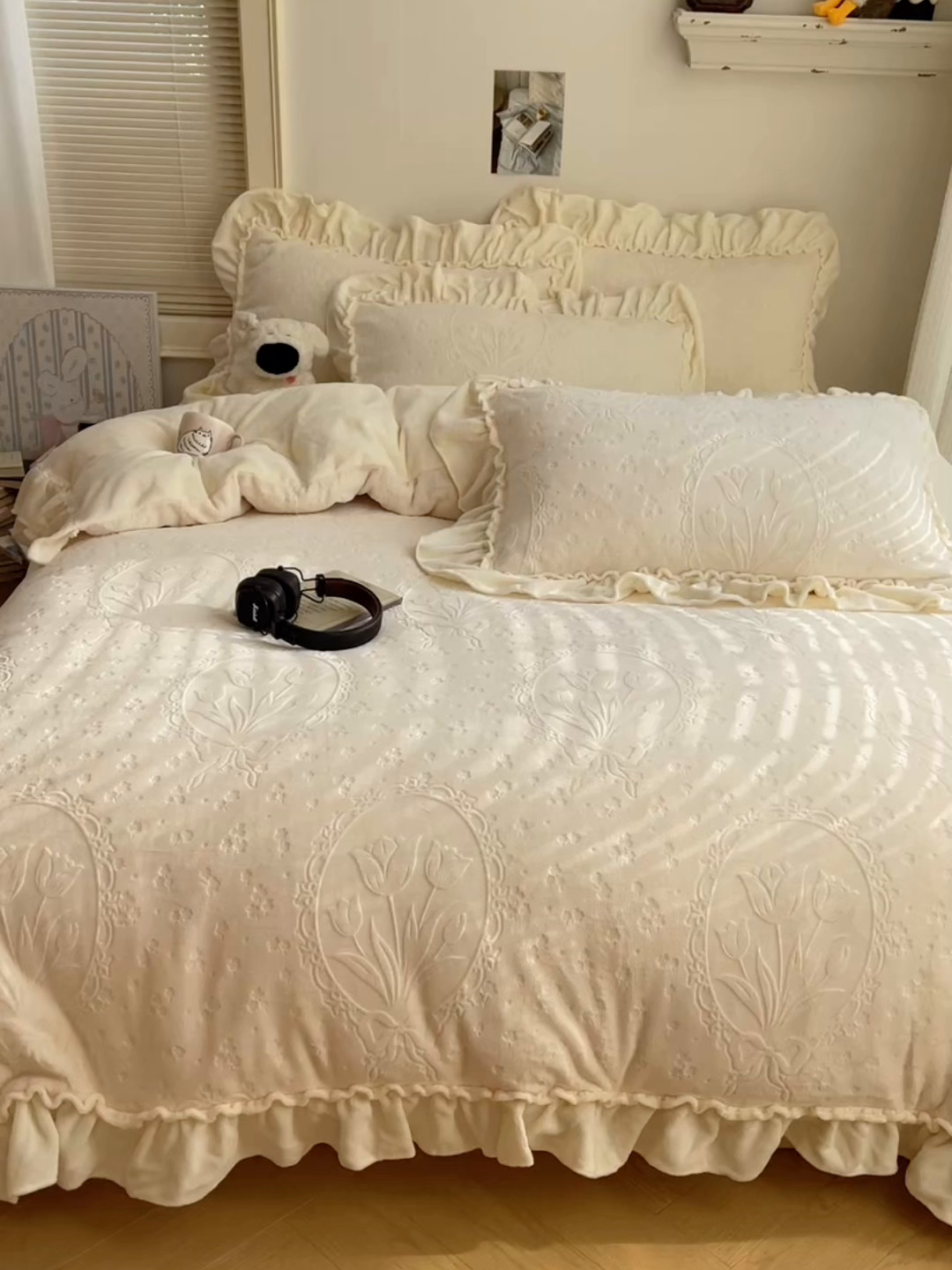 91家纺网 家纺一手货源 找家纺 （总）丽涵家纺 2025新款雕花牛奶绒公主风花边四件套保暖三件套郁香漫境