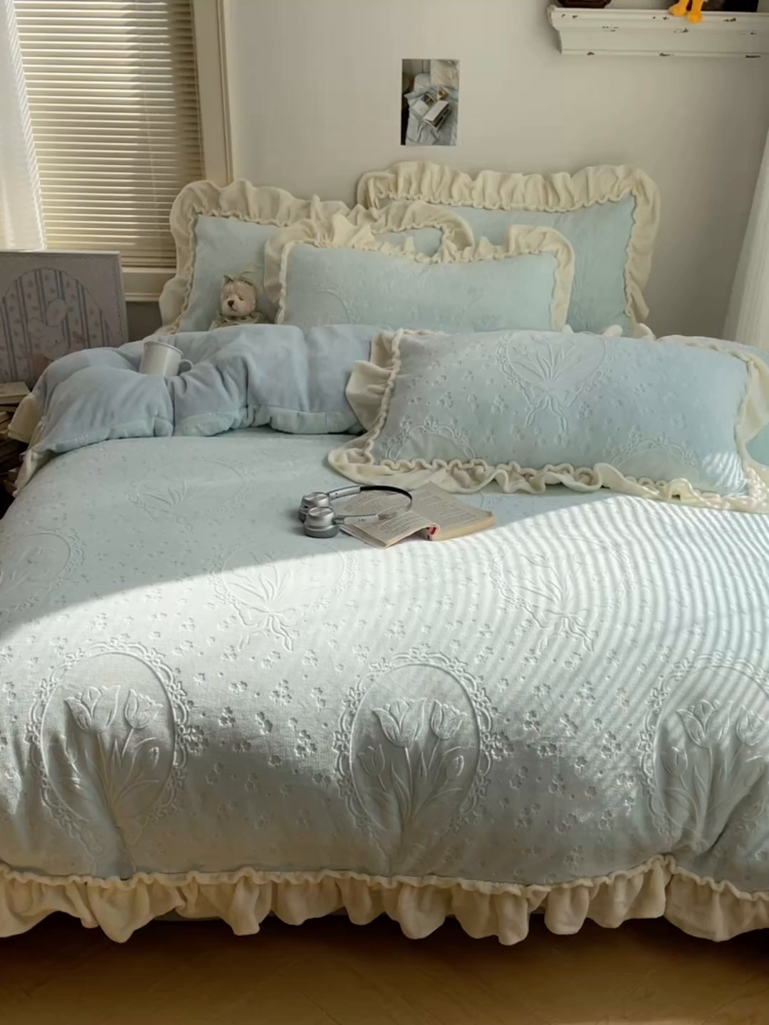 91家纺网 家纺一手货源 找家纺 丽涵家纺 2025新款雕花牛奶绒公主风花边四件套郁香漫境 郁香漫境-蓝