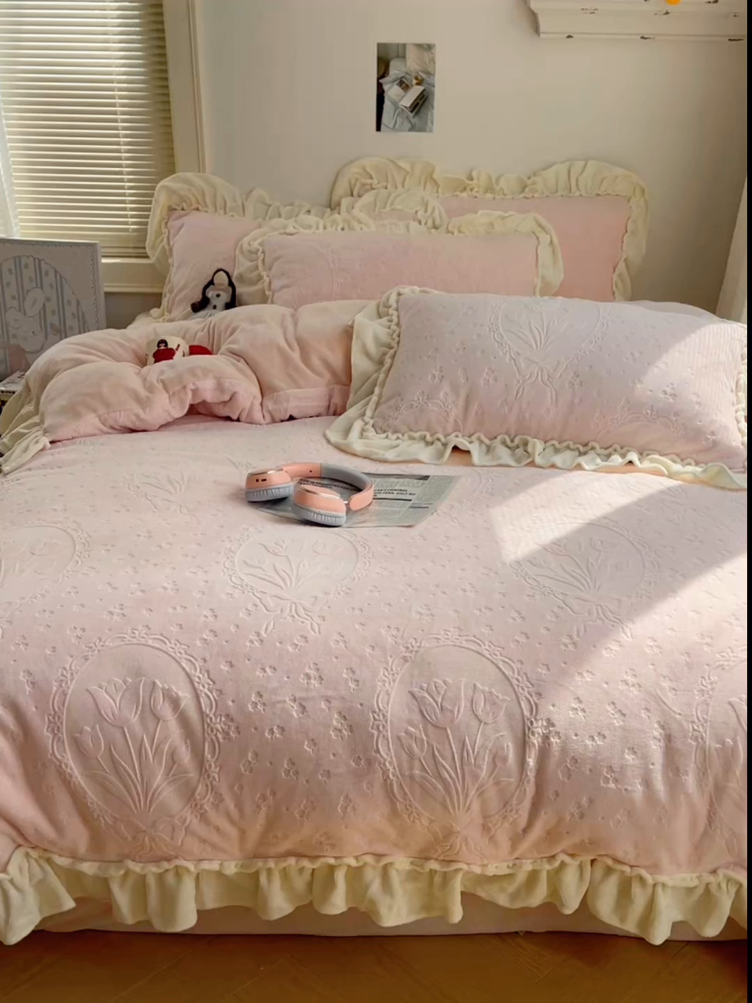 91家纺网 家纺一手货源 找家纺 丽涵家纺 2025新款雕花牛奶绒公主风花边四件套郁香漫境 郁香漫境-粉