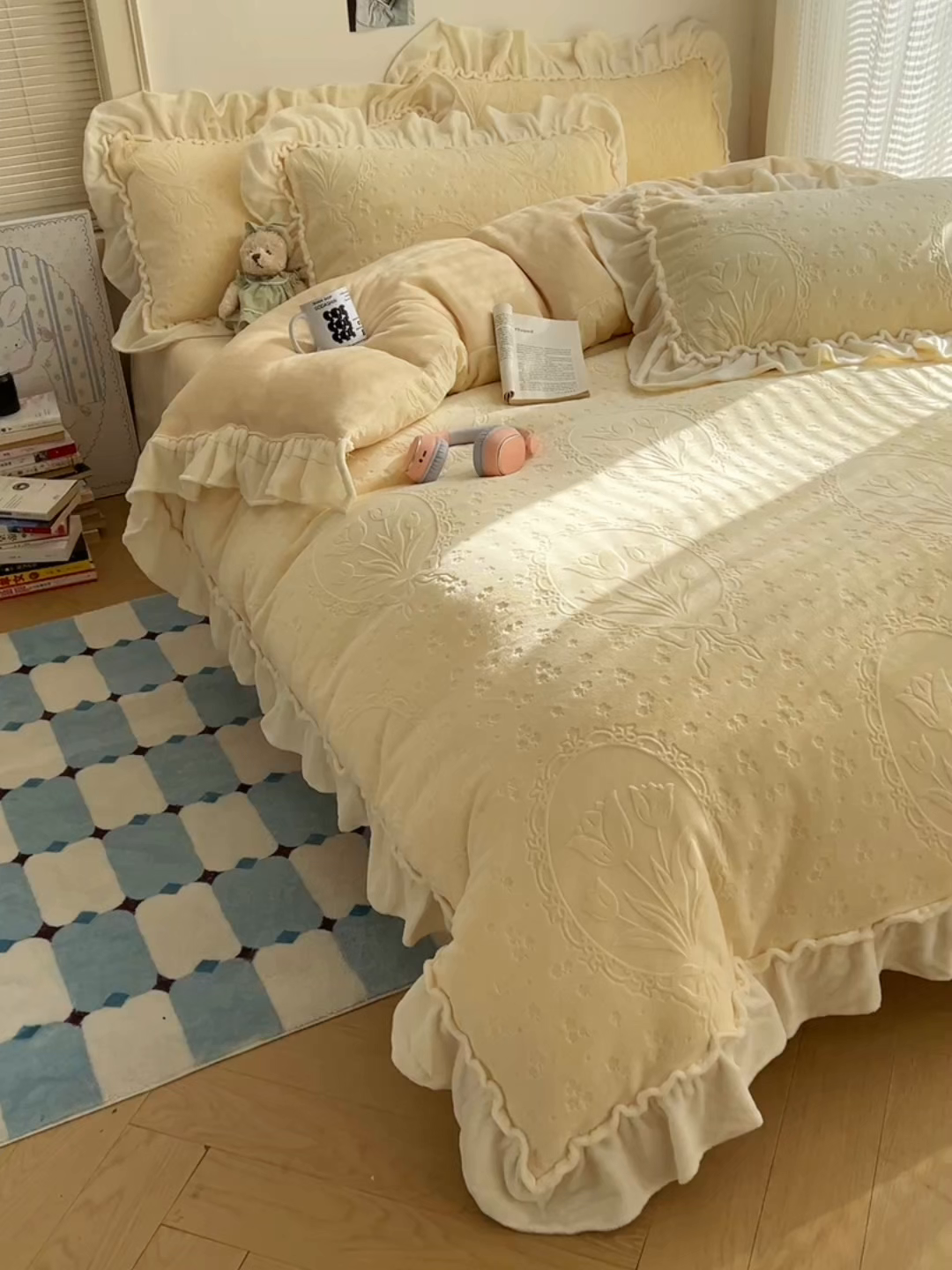 91家纺网 家纺一手货源 找家纺 丽涵家纺 2025新款雕花牛奶绒公主风花边四件套郁香漫境 郁香漫境-奶油