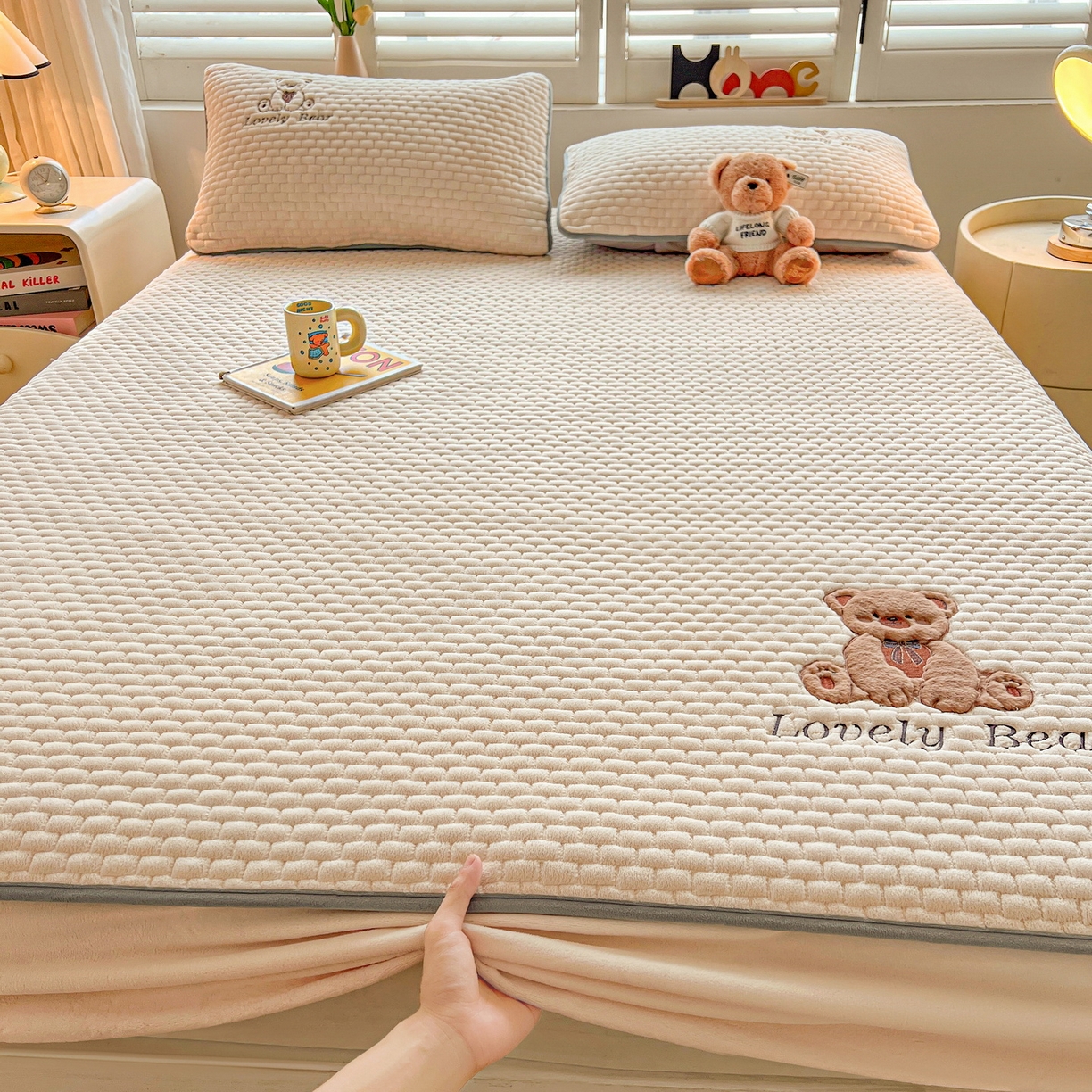 91家纺网 家纺一手货源 找家纺 （总）爱思凯家纺 2025新款新棉绒-焦糖熊床笠