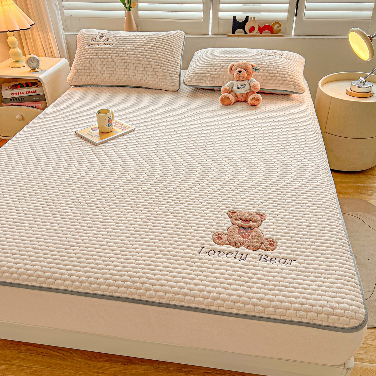 91家纺网 家纺一手货源 找家纺 （总）爱思凯家纺 2025新款新棉绒-焦糖熊床笠