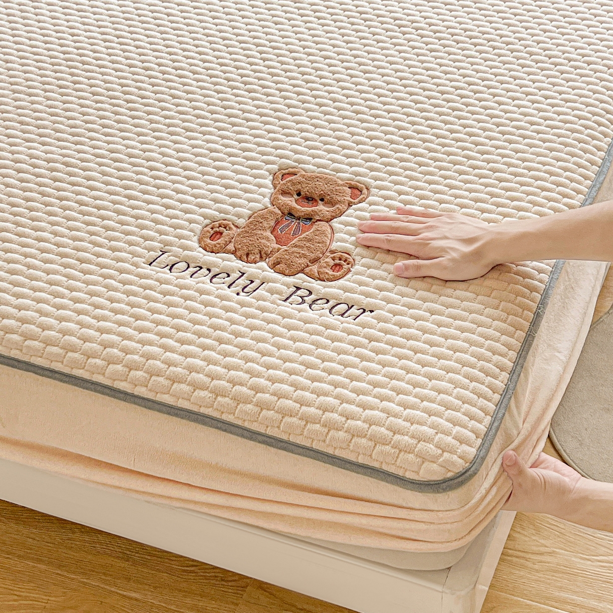 91家纺网 家纺一手货源 找家纺 （总）爱思凯家纺 2025新款新棉绒-焦糖熊床笠