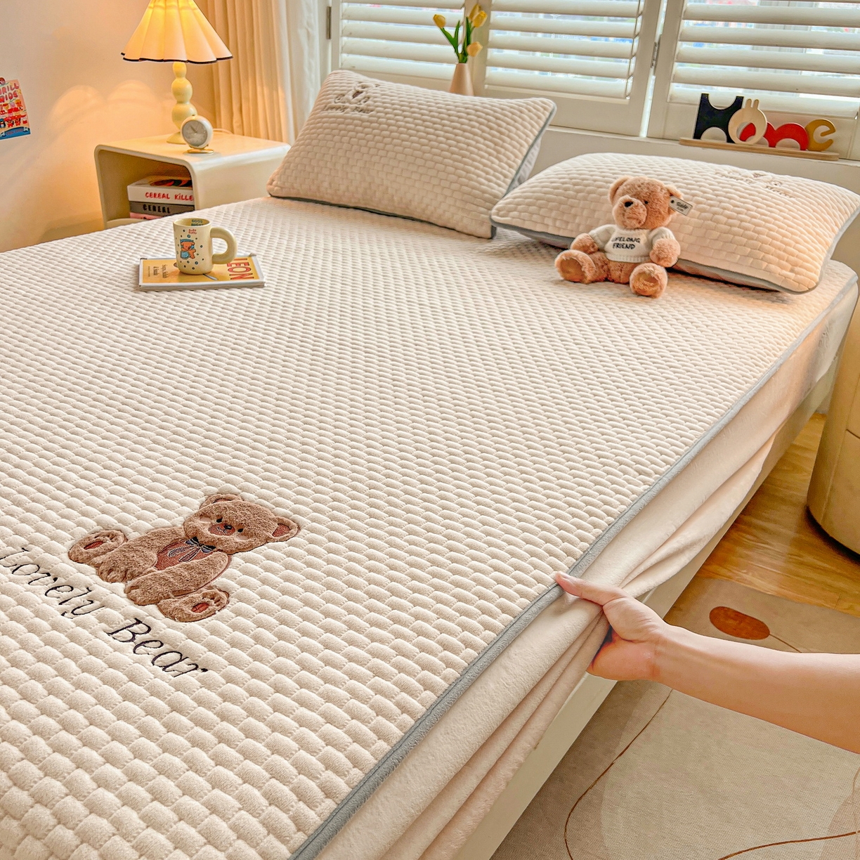 91家纺网 家纺一手货源 找家纺 （总）爱思凯家纺 2025新款新棉绒-焦糖熊床笠