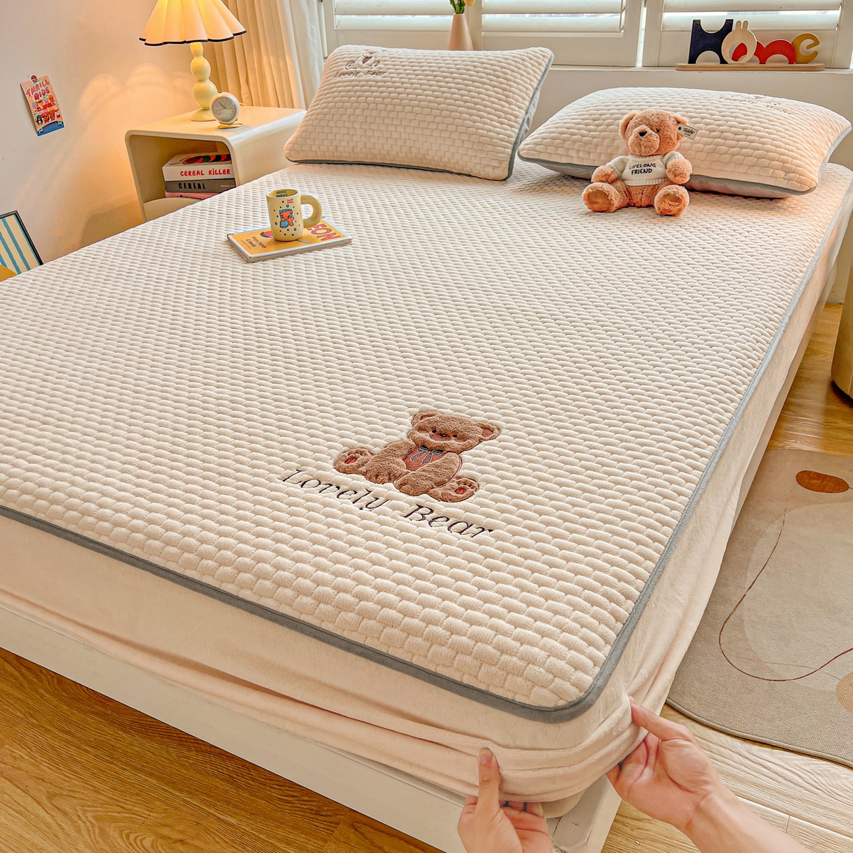 91家纺网 家纺一手货源 找家纺 （总）爱思凯家纺 2025新款新棉绒-焦糖熊床笠