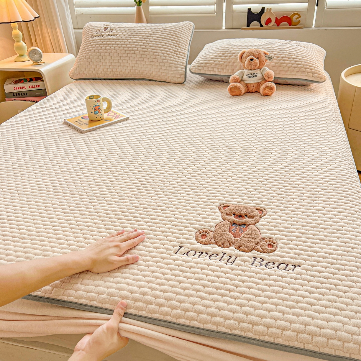 91家纺网 家纺一手货源 找家纺 （总）爱思凯家纺 2025新款加厚泡泡绒纯色床笠-松饼熊