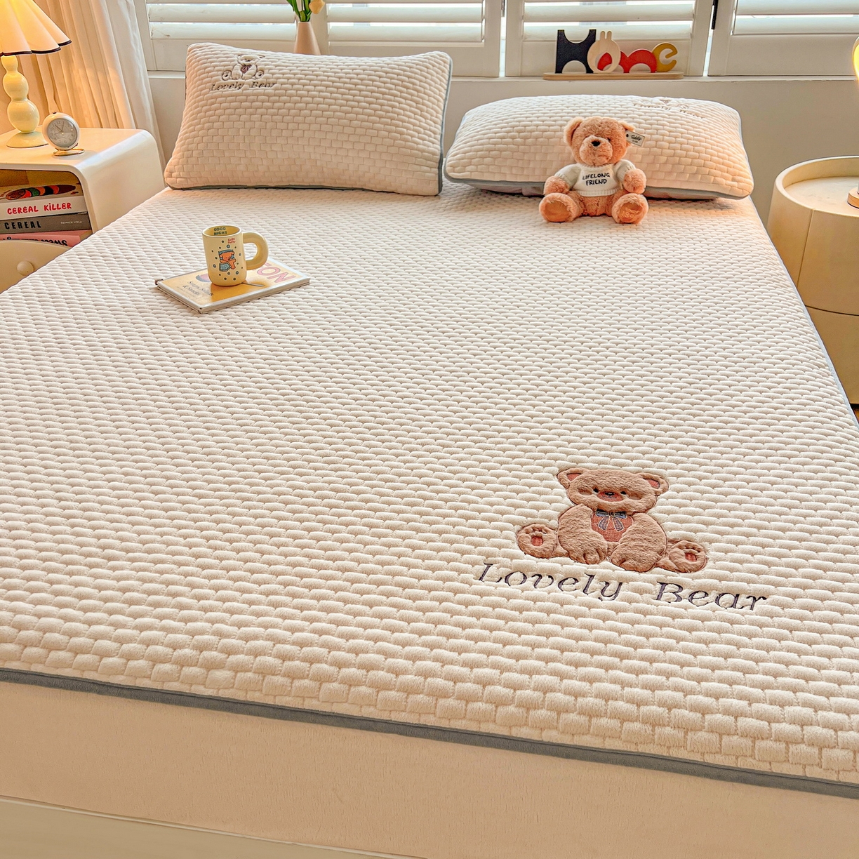 91家纺网 家纺一手货源 找家纺 （总）爱思凯家纺 2025新款新棉绒-焦糖熊床笠