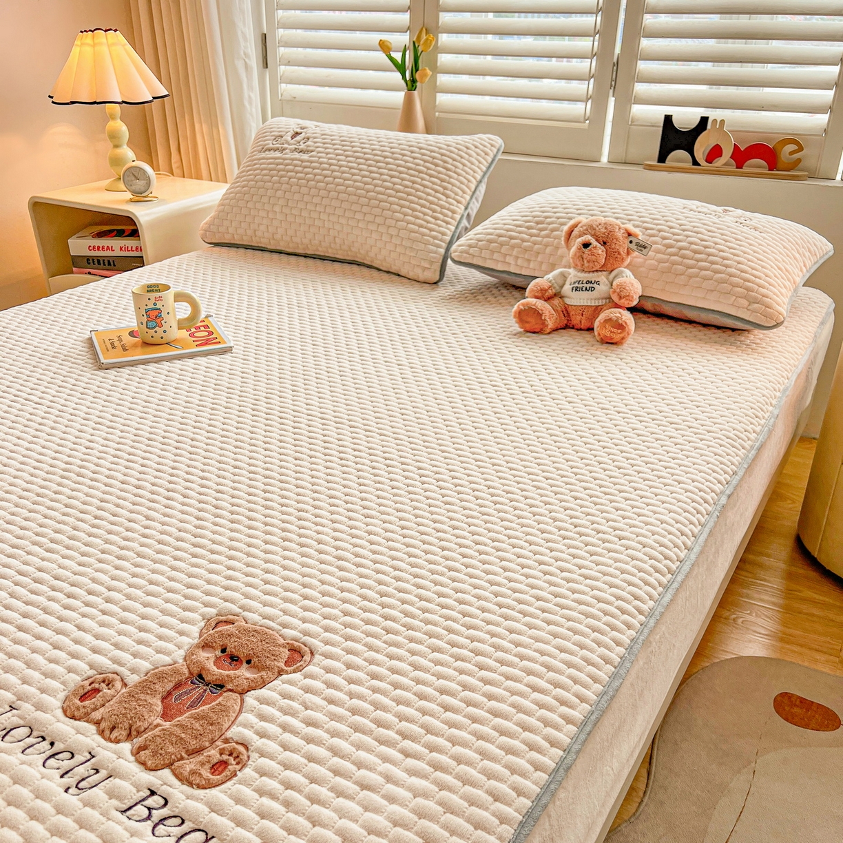 91家纺网 家纺一手货源 找家纺 （总）爱思凯家纺 2025新款新棉绒-焦糖熊床笠