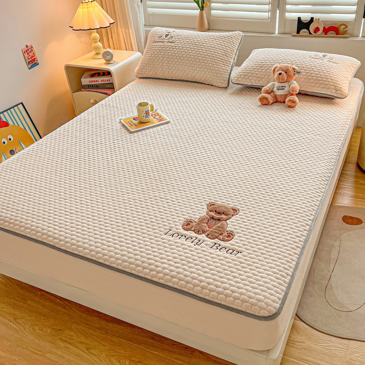 91家纺网 家纺一手货源 找家纺 （总）爱思凯家纺 2025新款新棉绒-焦糖熊床笠