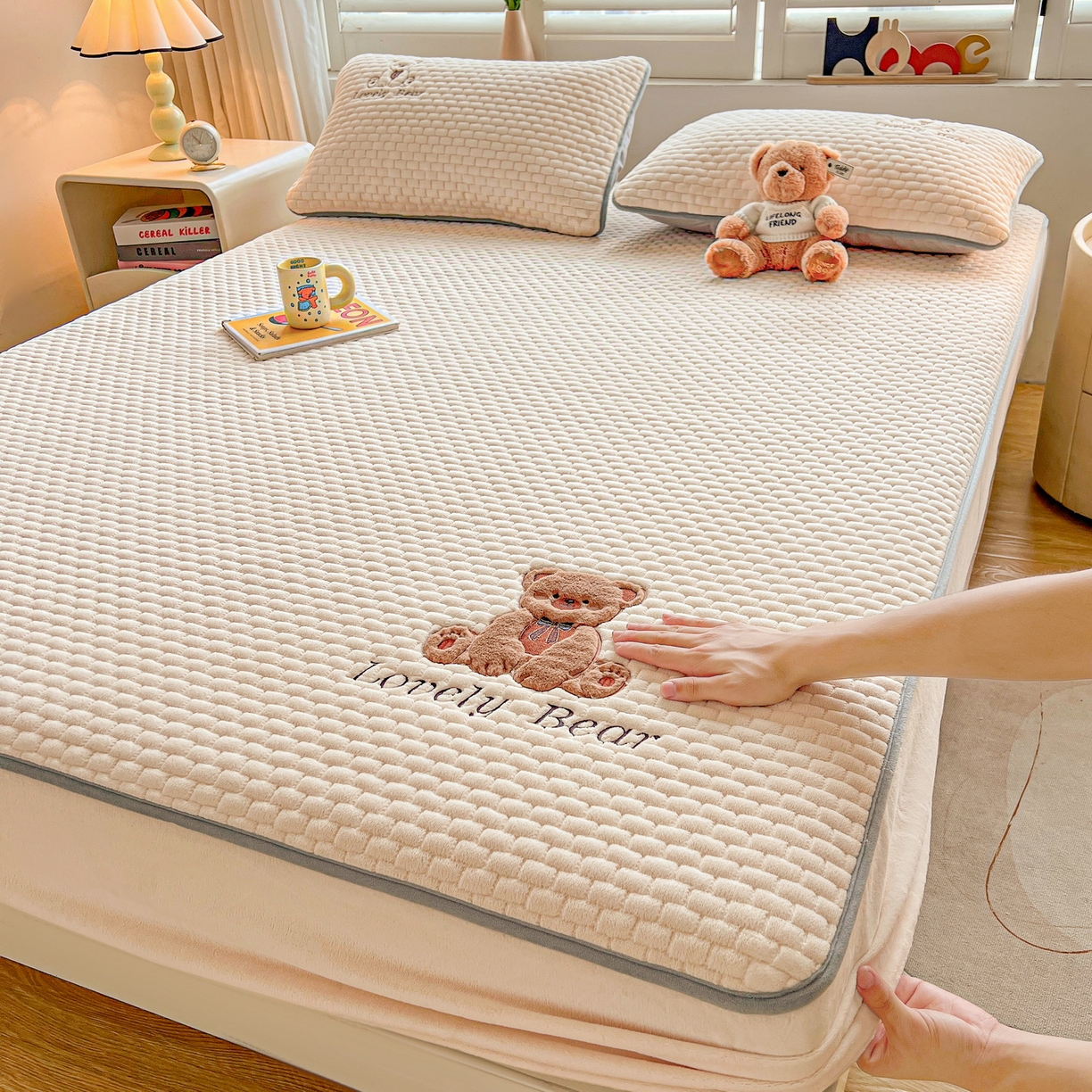 91家纺网 家纺一手货源 找家纺 （总）爱思凯家纺 2025新款新棉绒-焦糖熊床笠