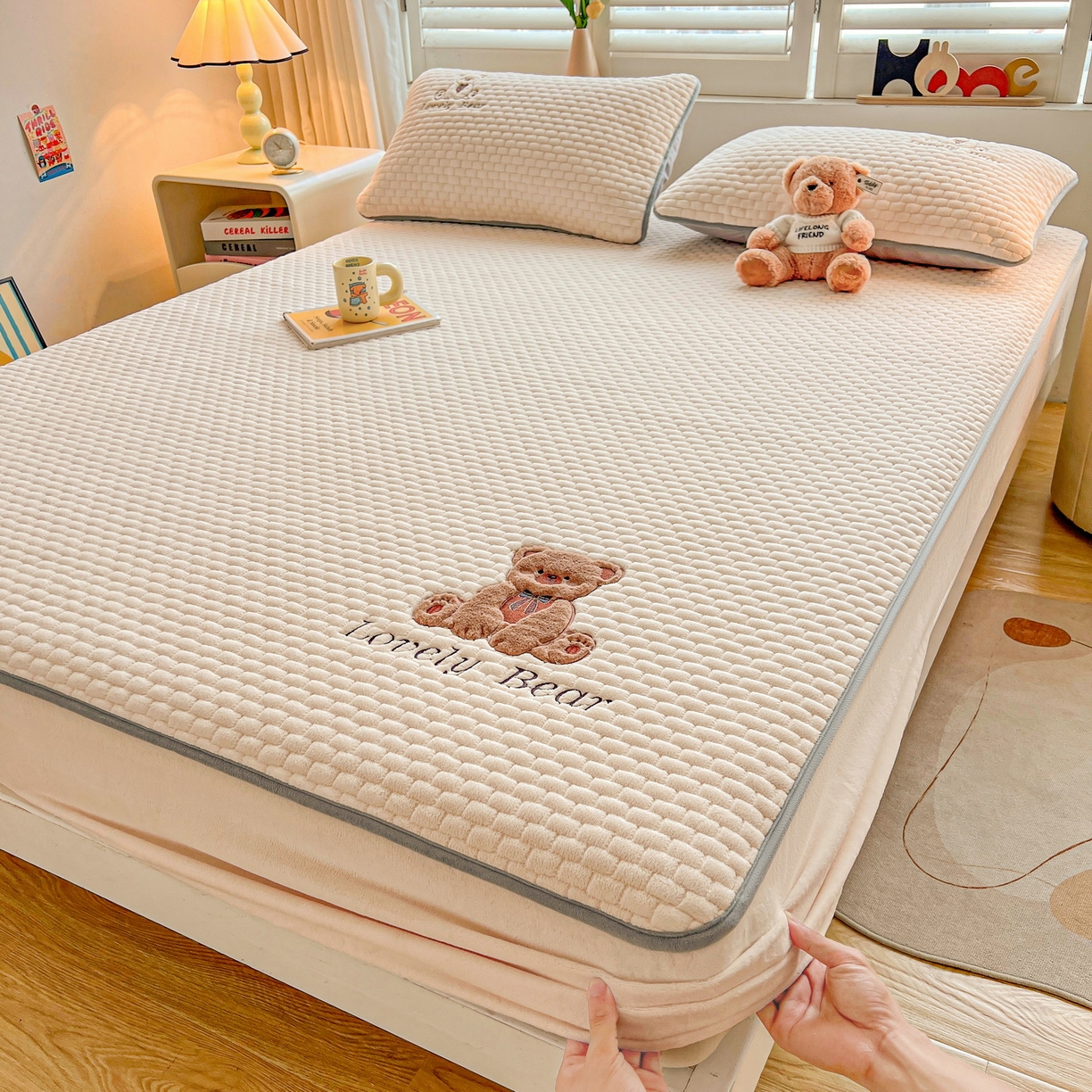 91家纺网 家纺一手货源 找家纺 （总）爱思凯家纺 2025新款新棉绒-焦糖熊床笠