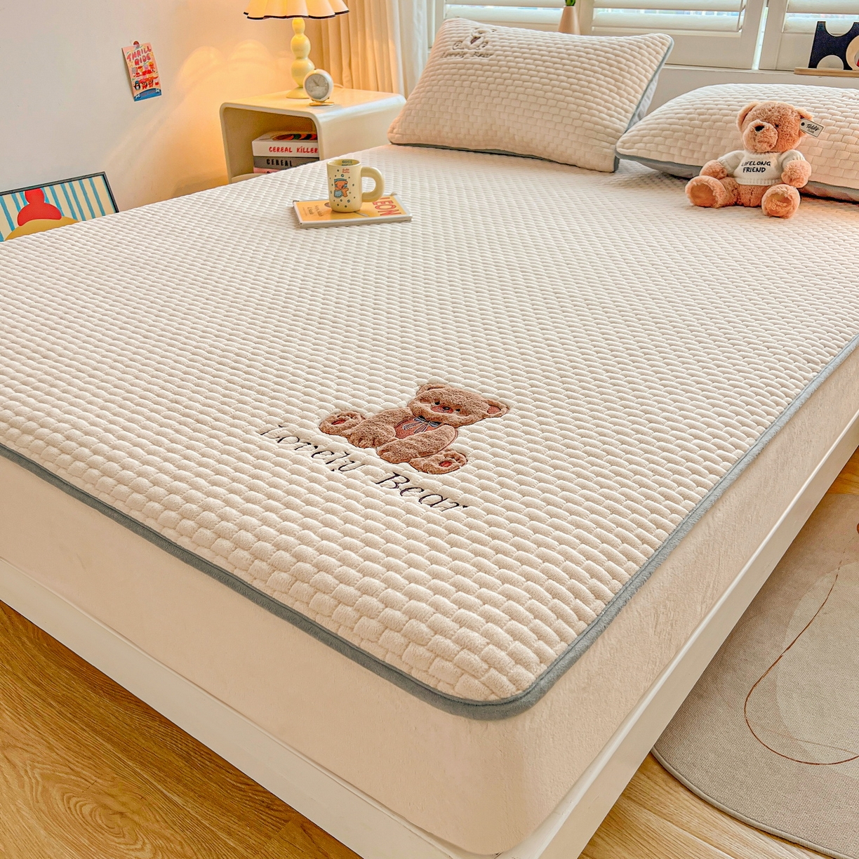 91家纺网 家纺一手货源 找家纺 （总）爱思凯家纺 2025新款新棉绒-焦糖熊床笠