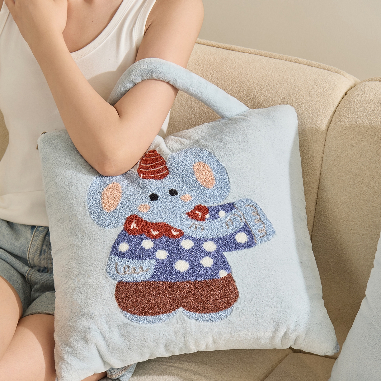 91家纺网 家纺一手货源 找家纺 多米家居 2025新款可爱卡通双荣毛巾绣抱枕被 绅士小象 40*40展开105*145