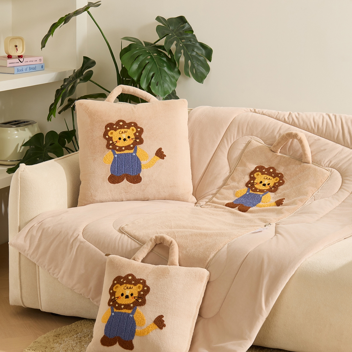 91家纺网 家纺一手货源 找家纺 多米家居 2025新款可爱卡通双荣毛巾绣抱枕被 抱抱狮 50*50展开145*195